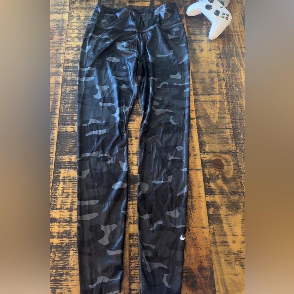 Nike Women's Black and Gray Camouflage Leggings
